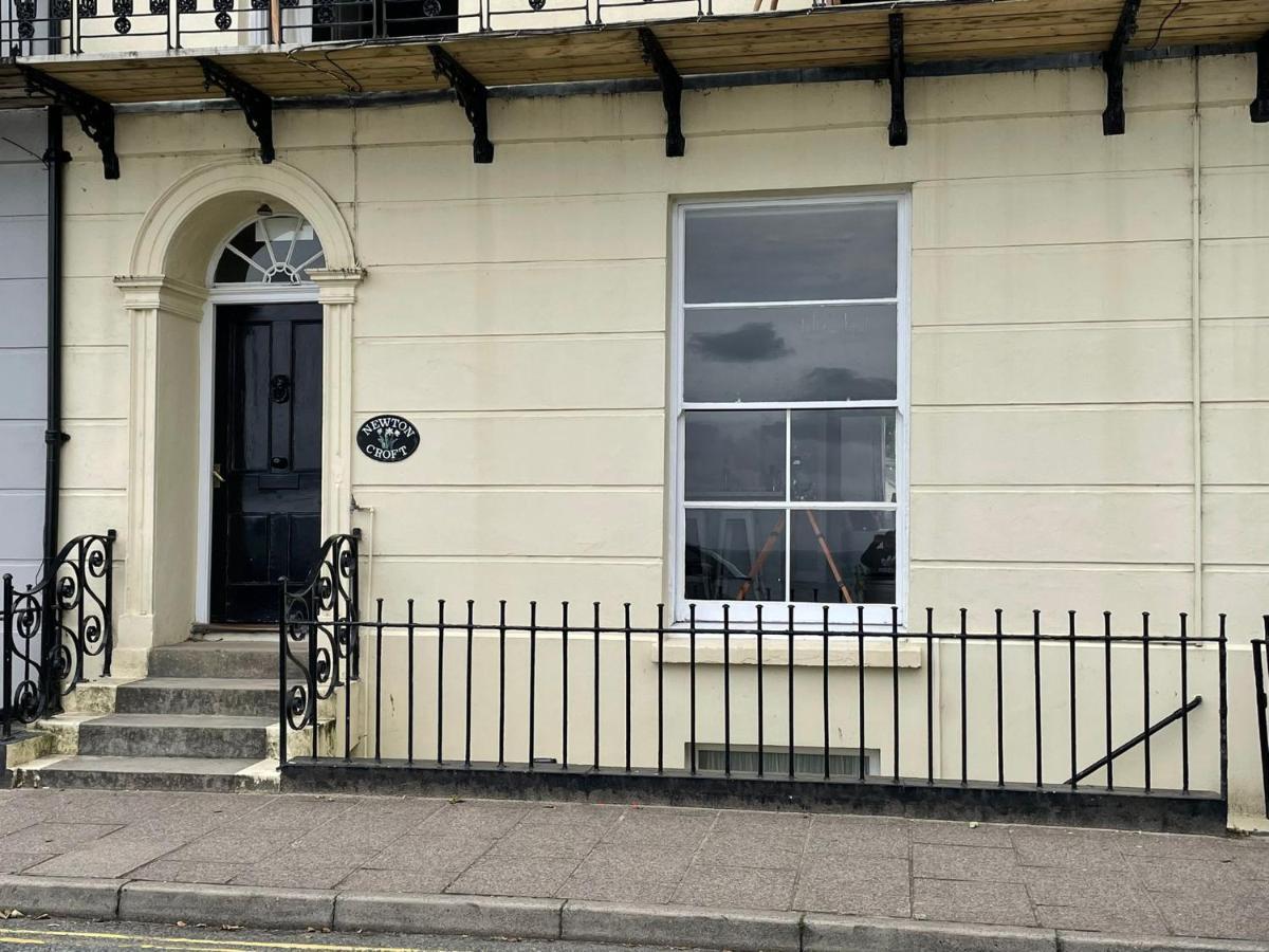 Newton Croft Tenby Overlooking North Beach Apartment Exterior photo